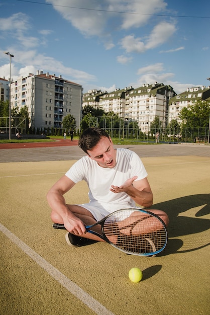 Bezpłatne zdjęcie tenisista siedzi