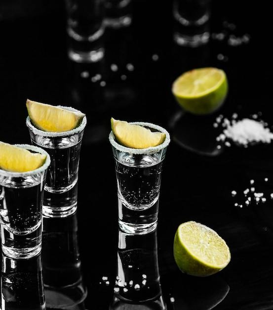 Bezpłatne zdjęcie tequili strzały z cytryną na stole