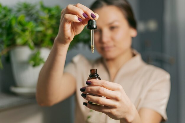 Terapeuta z butelką z serum