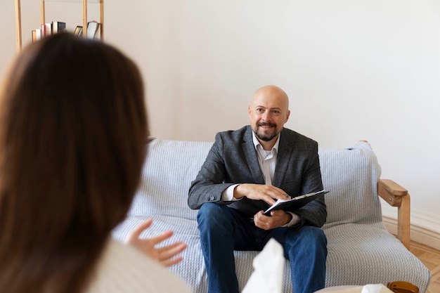 Bezpłatne zdjęcie terapia rodzinna w gabinecie psychologa