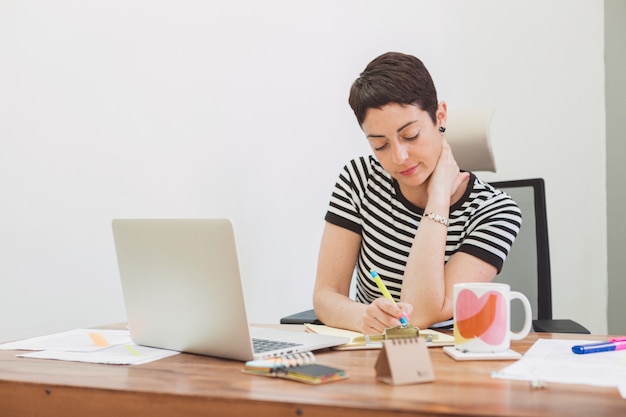 Bezpłatne zdjęcie tired businesswoman dotykania szyi