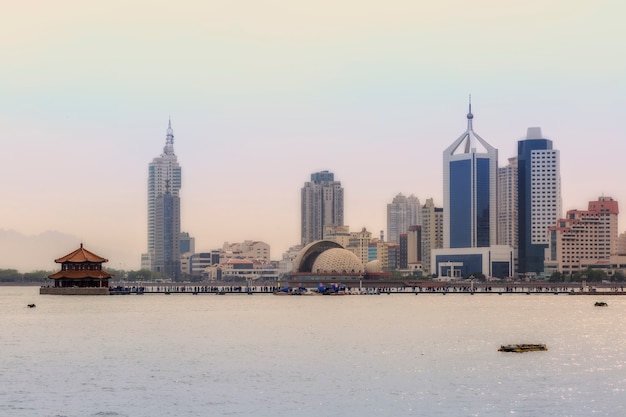 Bezpłatne zdjęcie tło piękne drzewa fala skyline naturalne