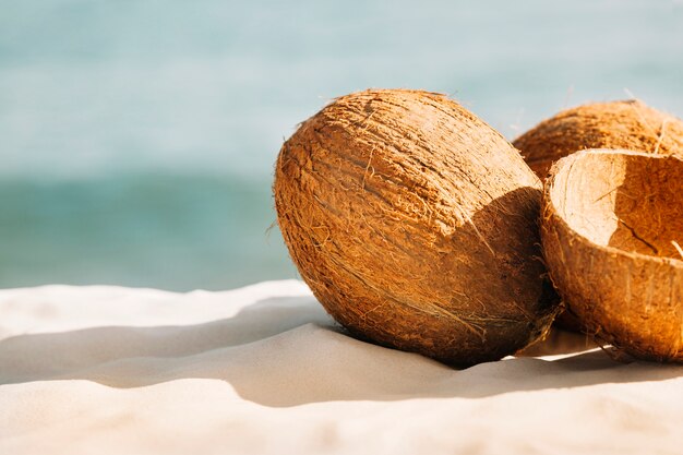 Tło plaża z orzechami kokosowymi