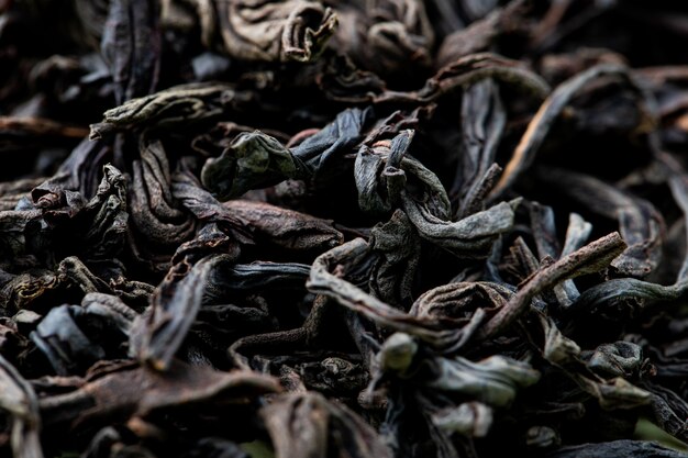 Tło sucha czarna herbata opuszcza teksturę