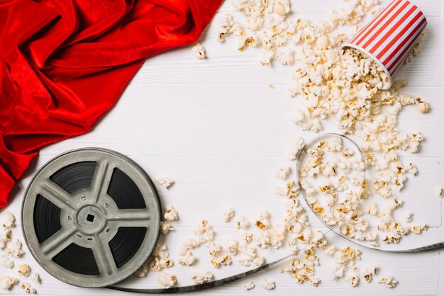 Tło szpulki filmowej i popcornu