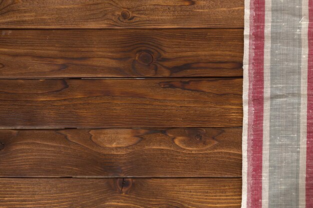 Tło z pustym drewnianym stołem z obrusem