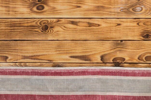 Tło z pustym drewnianym stołem z obrusem