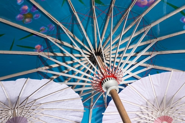 Tło z tradycyjnym japońskim parasolem wagasa