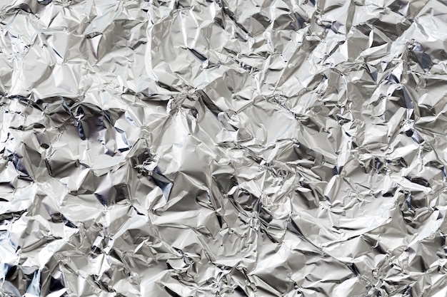 Tło zmięty srebrnej folii aluminiowej