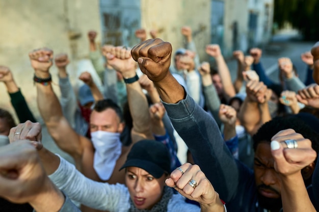 Tłum ludzi z wychowanymi pierwszymi protestującymi w obronie praw człowieka na ulicach miast