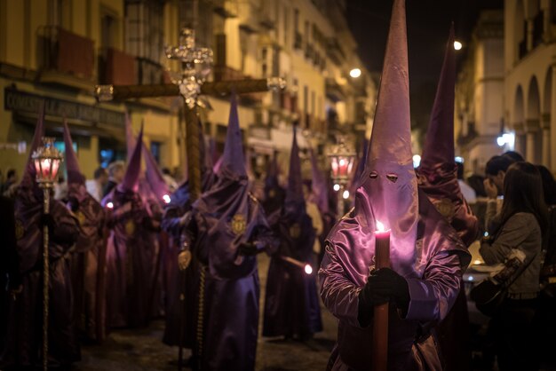 Tłum w kostiumach na festiwalu Semana Santa uchwycony w Sewilli