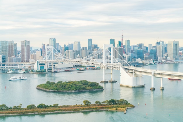 Bezpłatne zdjęcie tokyo panorama z wieżą tokio i tęczy mostu.