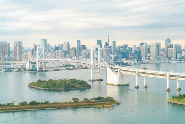 Bezpłatne zdjęcie tokyo panorama z wieżą tokio i tęczy mostu.