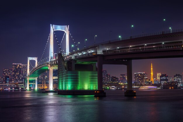 Tokyo Skyline z Rainbow Bridge i Tokyo Tower. Tokio, Japonia.