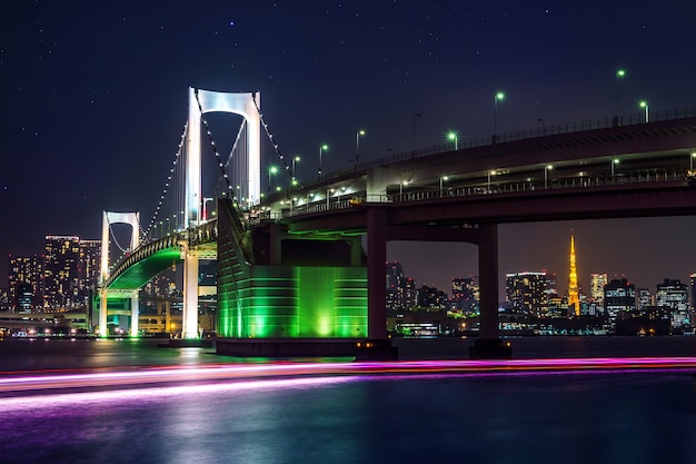 Tokyo Skyline z Rainbow Bridge i Tokyo Tower. Tokio, Japonia.