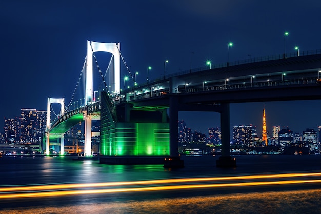 Tokyo Skyline z Rainbow Bridge i Tokyo Tower. Tokio, Japonia.