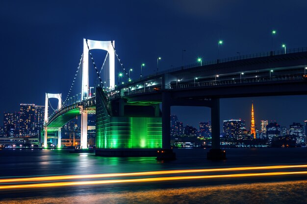 Tokyo Skyline z Rainbow Bridge i Tokyo Tower. Tokio, Japonia.