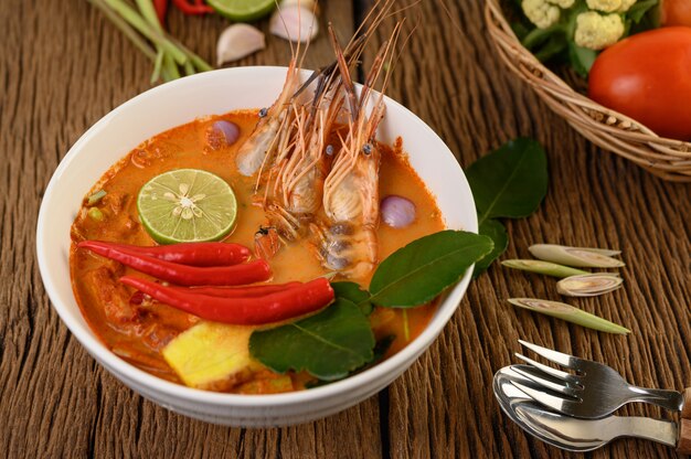 Tom Yum Kung Tajskie gorące pikantne zupy krewetkowe z trawą cytrynową, cytryną, galangą i chili na drewnianym stole, Tajlandia Jedzenie