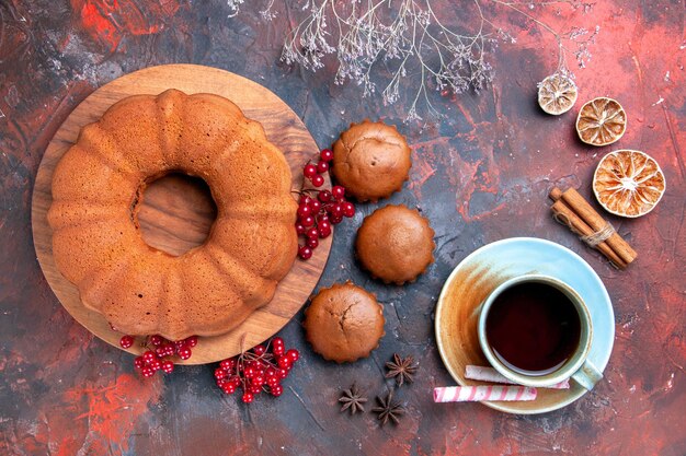 Top close-up view ciasto cytryna cynamon gwiazdka anyż filiżanka ciasta herbacianego z babeczkami z czerwonych porzeczek