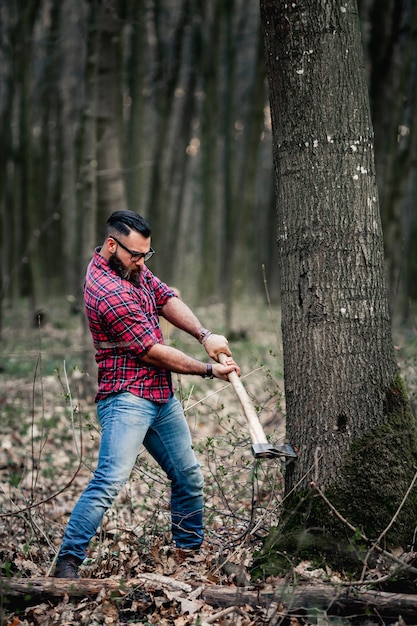 Topór człowiek lumberjack brodaty broda