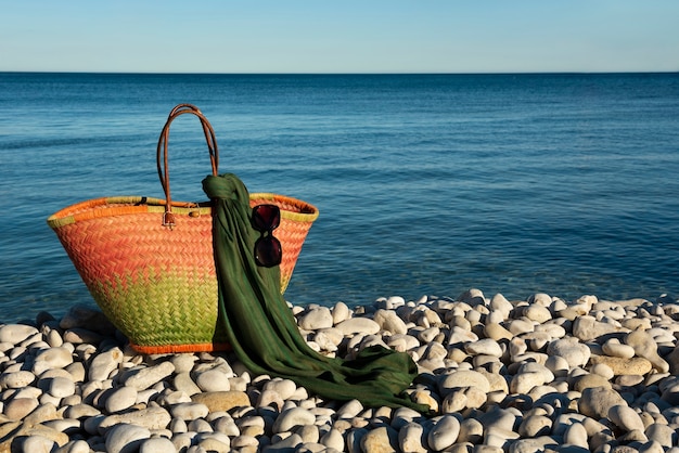 Bezpłatne zdjęcie torba plażowa z niezbędnymi martwymi naturami