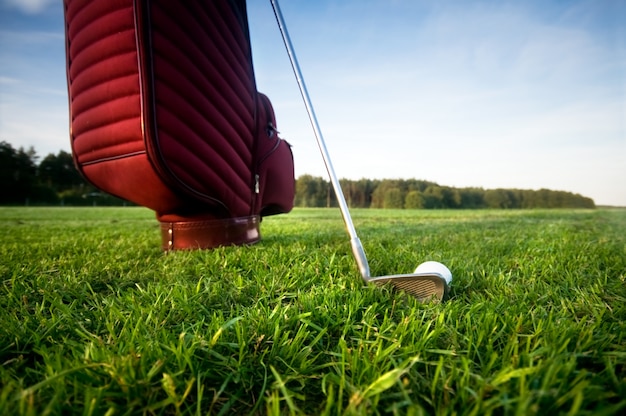 Bezpłatne zdjęcie torba z kijów golfowych widziany z dołu