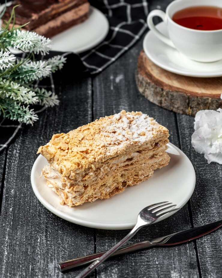 Bezpłatny plik Zdjęcie tort napoleona z czarną herbatą na stole