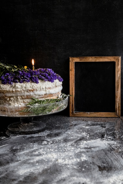 Bezpłatne zdjęcie tort urodzinowy ozdobiony kwiatami