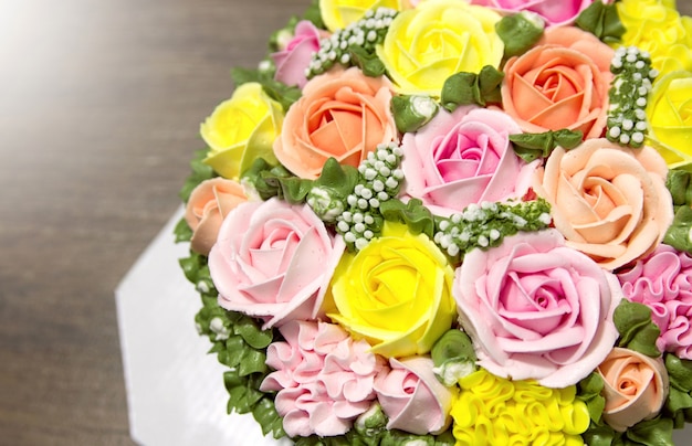 Tort urodzinowy z kwiatami