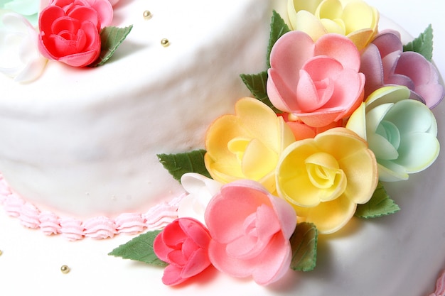 Tort weselny z kolorowymi kwiatami