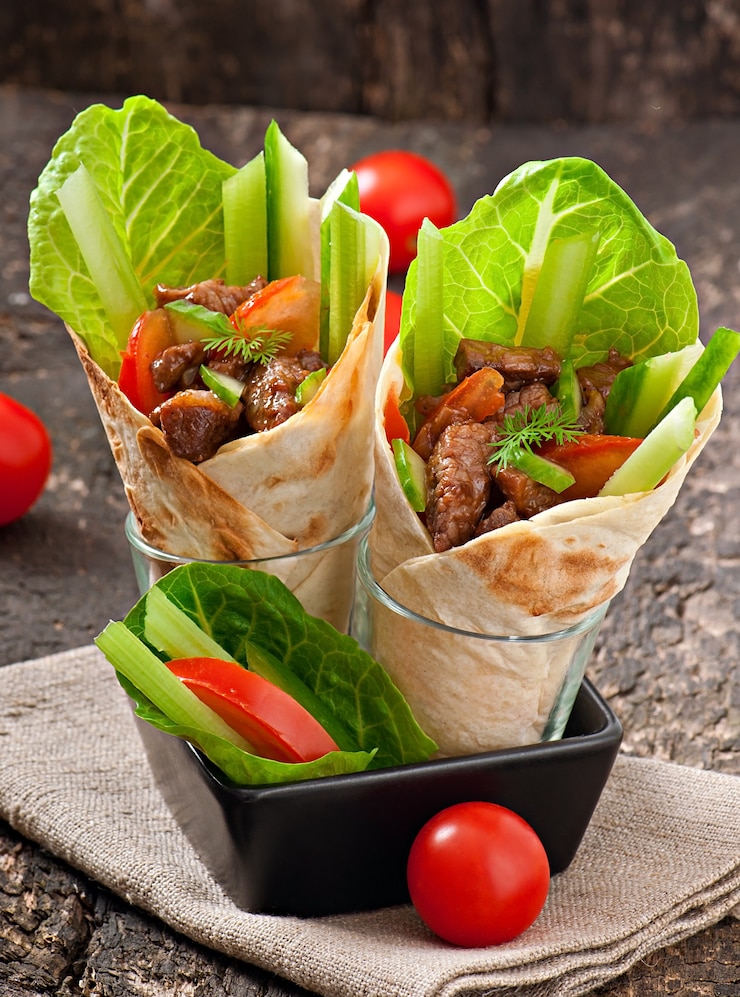Bezpłatny plik Zdjęcie tortilla zawija się w mięso i świeże warzywa