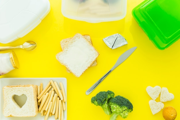 Tosty w pobliżu lunchboxów i jedzenia