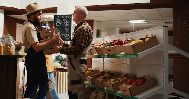 Trader przynosi zdrową żywność do sklepu bio