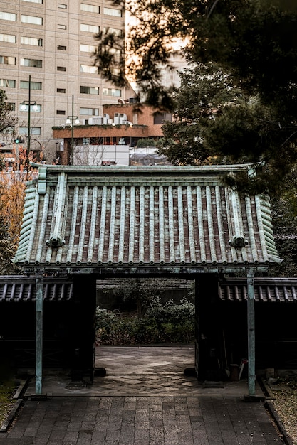 Tradycyjna japońska drewniana brama w kompleksie świątynnym