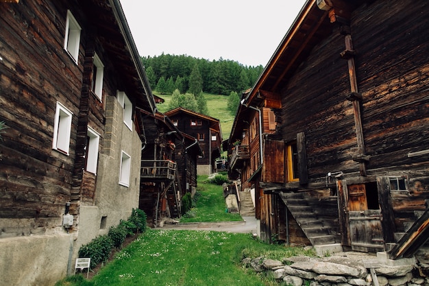 Tradycyjna szwajcarska wioska z starymi drewnianymi domami w Alps