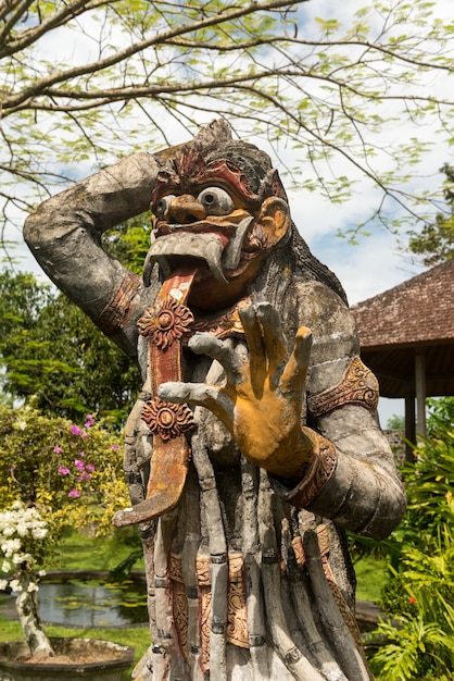 Bezpłatne zdjęcie tradycyjne balinese boga statua