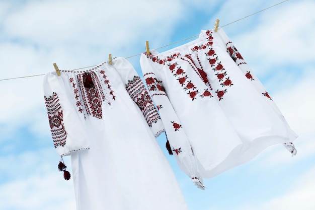 Bezpłatne zdjęcie tradycyjne haftowane koszule i błękitne niebo