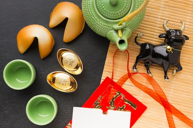 Bezpłatne zdjęcie tradycyjne noworoczne chińskie wół i ciasteczka z wróżbą