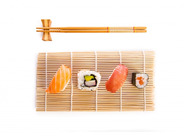Bezpłatne zdjęcie tradycyjne potrawy z sushi