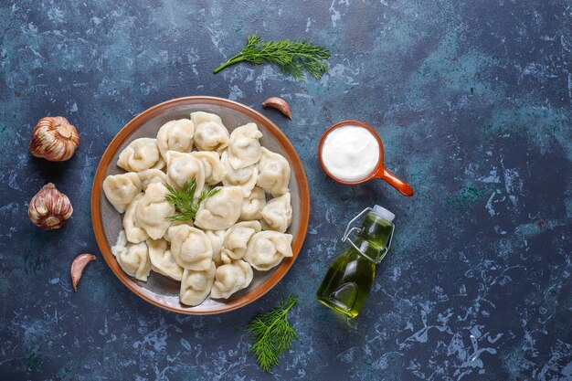 Tradycyjne rosyjskie pielmieni lub pierogi z mięsem.