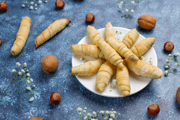 Tradycyjne święta Azerbejdżańskie ciasteczka Novruz mutaki na białym talerzu