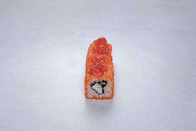 Tradycyjne świeże sushi rolki na białym tle.