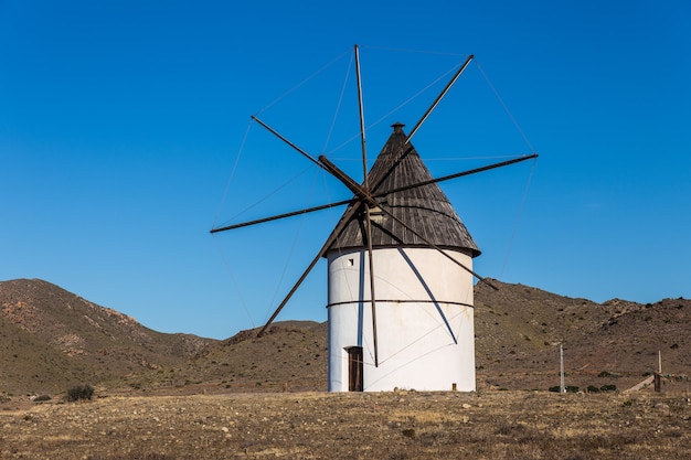Tradycyjny biały wiatrak w Pozo de los Frailes, Hiszpania