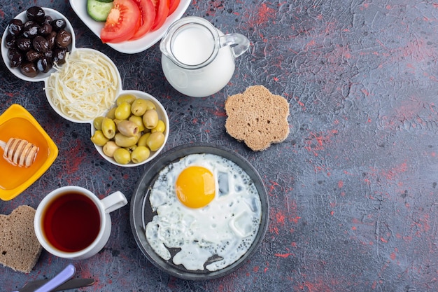Bezpłatne zdjęcie tradycyjny bogaty stół śniadaniowy z różnorodnymi potrawami.