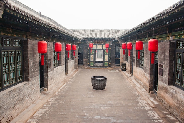 Bezpłatne zdjęcie tradycyjny chiński dom z czerwonymi latarniami i śniegu