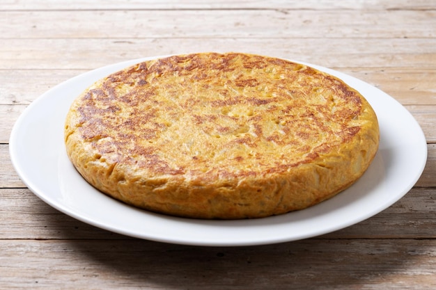 Tradycyjny Hiszpański Omlet Na Drewnianym Stole