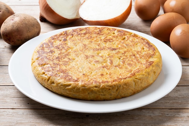 Tradycyjny Hiszpański Omlet Na Drewnianym Stole