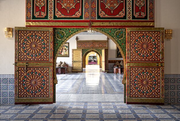 Tradycyjny orientalny wystrój wnętrz z drzwiami z wieloma detalami dekoracyjnymi.