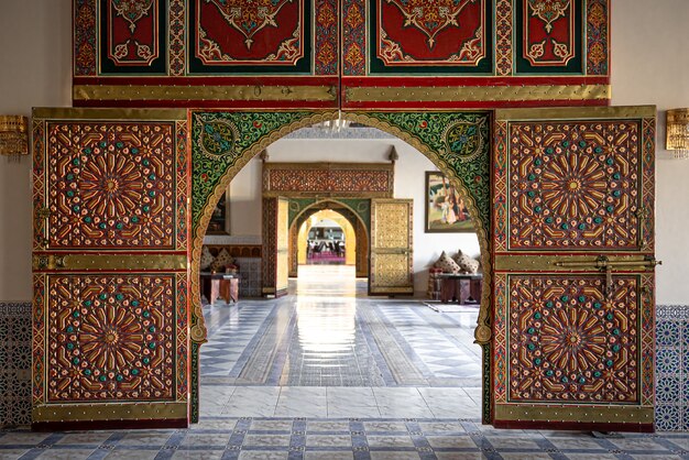 Tradycyjny orientalny wystrój wnętrz z drzwiami z wieloma detalami dekoracyjnymi