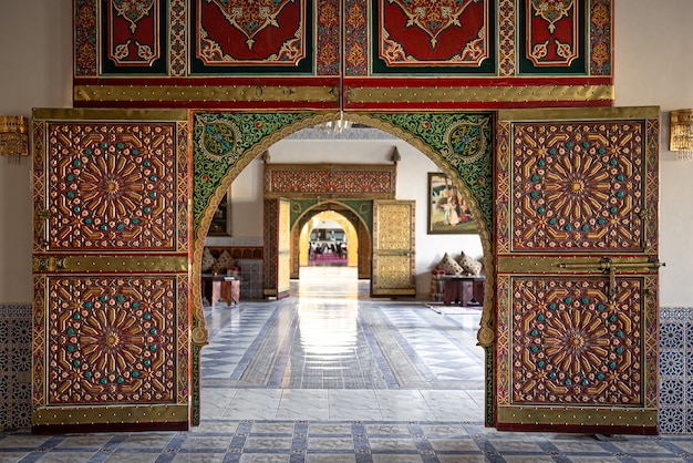 Tradycyjny orientalny wystrój wnętrz z drzwiami z wieloma detalami dekoracyjnymi